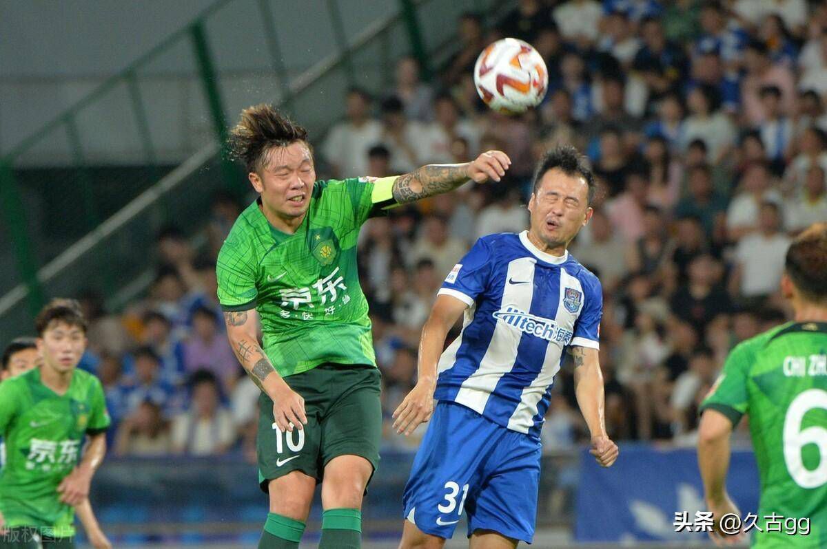 这除了说同志们在一起和睦相处、相互温暖、互相帮助之外，还有个意思就是:我们的剧组像一个阳光照耀下的大草场，青春的气息荡漾在上面，阳光般的笑容经常挂在人们脸上，这是个满载着活力的集体。